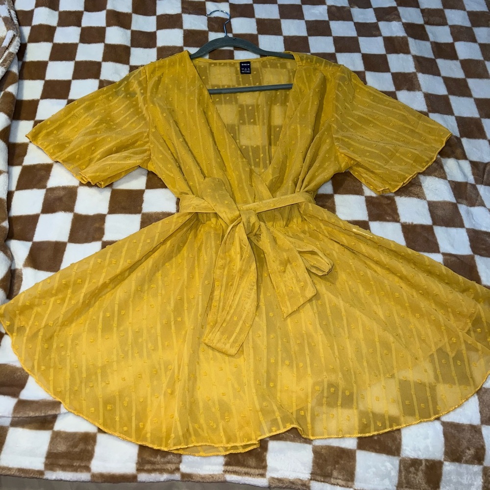 Beautiful top in yellow